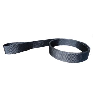 Ein schwarzes Nylonband mit aufgenähter Schlaufe, arrangiert vor einem schlichten weißen Hintergrund. Produkt: Gurtband mit eingenähter Schlaufe.