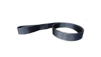 Ein schwarzes Nylonband mit aufgenähter Schlaufe, arrangiert vor einem schlichten weißen Hintergrund. Produkt: Gurtband mit eingenähter Schlaufe.