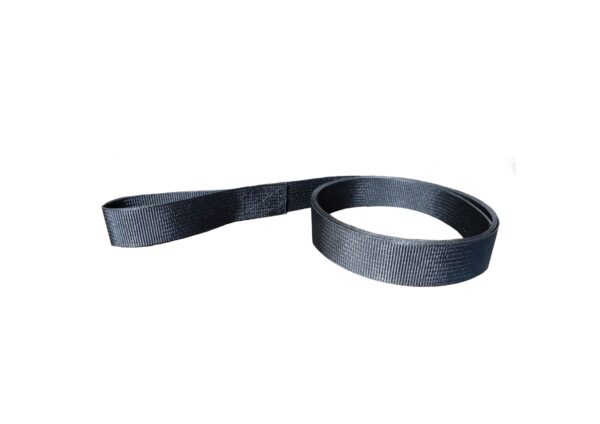 Ein schwarzes Nylonband mit aufgenähter Schlaufe, arrangiert vor einem schlichten weißen Hintergrund. Produkt: Gurtband mit eingenähter Schlaufe.