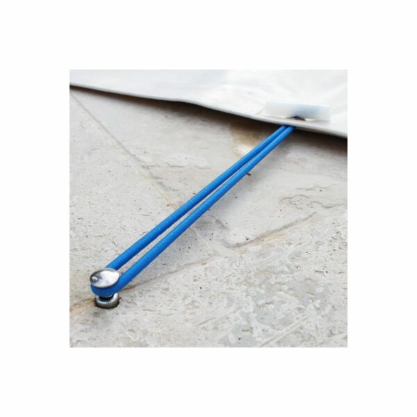 Nahaufnahme eines blauen Gummiseils, das an einer Metallöse auf einer grauen Plane befestigt ist, die auf Stein liegt. Der Versenkbare Bodenanker aus Edelstahl -12mm- hält das leicht gespannte Seil an Ort und Stelle.
