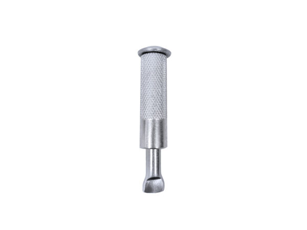 Der Versenkbare Bodenanker aus Edelstahl -12mm- verfügt über einen geriffelten Metallgriff mit einem zylindrischen Griff und flachem Ende, isoliert auf Weiß.