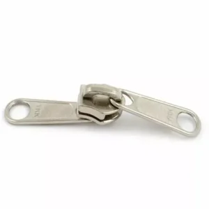 Ein Paar Doppelgriffschieber-Reißverschlussanhänger in Silber und Metallic mit runden Löchern zur Befestigung, flach auf einer weißen Oberfläche liegend.