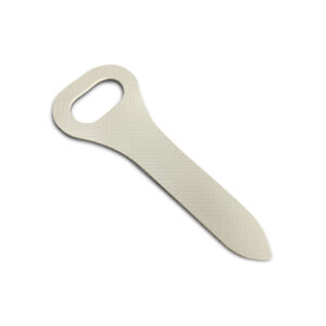 Die Strippe für Ovalöse 42 x 22 mm in Beige ist ein flacher, metallischer Flaschenöffner mit tropfenförmigem Griff und konischem Ende. Sein schlichtes Design und seine metallische Textur heben sich vom schlichten weißen Hintergrund ab.