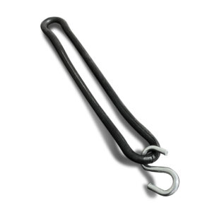 Ein Gummispannring mit S-Haken ist auf einem weißen Hintergrund abgebildet, wobei Schatten seine flexible Form und schwarze Farbe hervorheben.