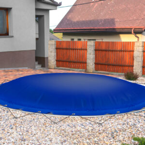 Ein blaues Trampolin mit Sicherheitsabdeckung steht auf Kies neben einem runden aufblasbaren Poolplane (Sondermaß) im Hinterhof, umgeben von einem Holzzaun und Häusern.