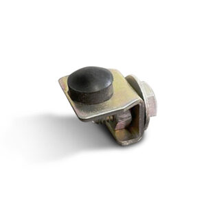 Der Schienenstopper für Laufschiene ist ein Metallverschluss mit einer schwarzen, runden Kunststoffkappe auf quadratischer Basis und verfügt über einen Schraub- und Mutternmechanismus. Seine Rolle mit Stahlkugellager wirft einen weichen Schatten auf den weißen Hintergrund.