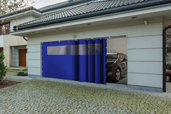 Der halb geöffnete blaue Schiebeplan mit Fenster einer modernen Garage gibt den Blick auf ein rotes Auto frei. Die grauen Wände, das Ziegeldach und der Steinbelag, der zu einer hölzernen Eingangstür führt, verleihen der Garage zusätzlichen Stil.