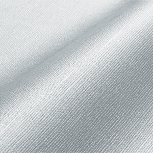 Nahaufnahme eines hellgrauen strukturierten Stoffes, der seine feine Webart und seinen subtilen Glanz zeigt. Der Stoff wirkt weich, mit einer diagonalen Falte, die einen sanften Schatten erzeugt und die Textur hervorhebt.