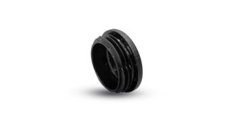 Eine schwarze Endkappe für 50 x 3 mm Rundrohre mit geschichteten, strukturierten Bändern wird auf einem weißen Hintergrund angezeigt und wirft einen subtilen Schatten.