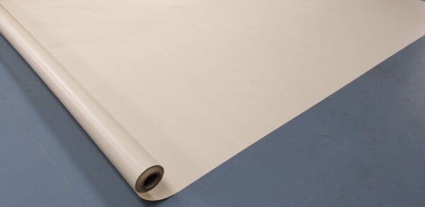 Eine große Rolle cremefarbenen Papiers, teilweise ausgerollt auf einer glatten blauen Oberfläche. Das Papier ist flach ausgebreitet, mit der Rolle auf der linken Seite, wodurch seine glatte Textur und gleichmäßige Farbe sichtbar wird.