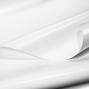 Nahaufnahme einer glatten, glänzenden 900 g/m² LKW-Plane in Weiß RAL9010 mit einer gewellten Kante, die Schichten erzeugt. Die strukturierte PVC-Oberfläche reflektiert das Licht und sorgt für ein glänzendes, glattes Aussehen.