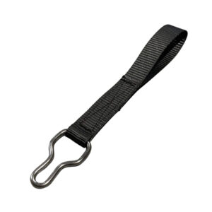 Der Fixiergurt ist ein 25 cm langer schwarzer Nylongurt mit einem gewellten Metallhaken, der sich ideal zum Schleppen oder Sichern von Gegenständen eignet und Stabilität sowie Vielseitigkeit bietet.