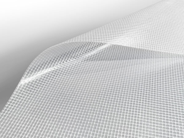 Nahaufnahme eines flexiblen, transparenten Materials mit Gittermuster, leicht gekrümmt wie eine Ebene nach Maß. Die glänzende Oberfläche hebt die Textur hervor, vor einem weißen Hintergrund, der ins Grau übergeht und so für einen minimalistischen Look sorgt.