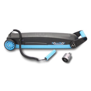 Ein tragbarer, schwarz-blauer Rolltrot akkubetriebener Aufrollmechanismus für Stangenabdeckungen verfügt über einen Griff, zwei kleine Räder, ein Spiralkabel, das „ROLLTROT“-Logo an der Seite und wird mit einem Zubehör in der Nähe geliefert.